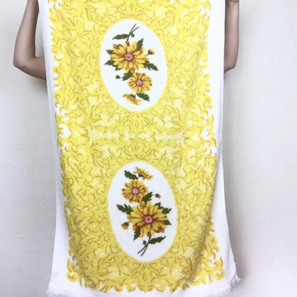 Vintage spring garden yellow daisy print small towel retro 70s